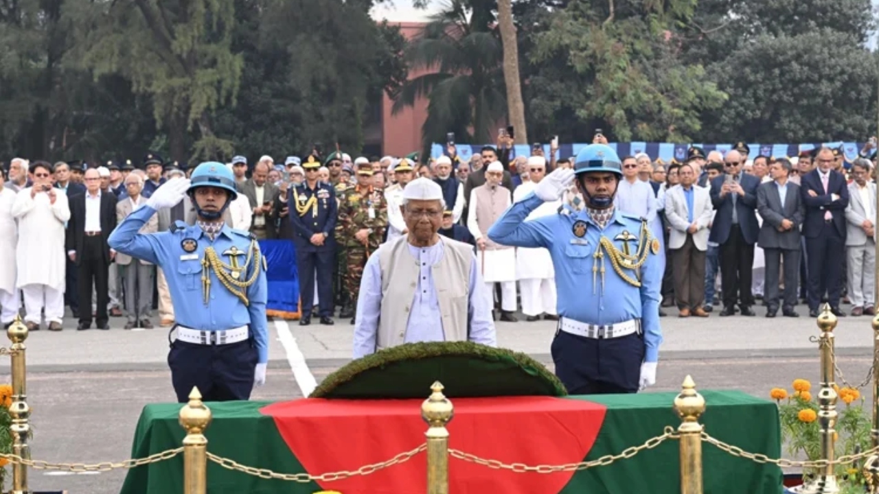 এ কে খন্দকারের জানাজায় প্রধান উপদেষ্টা